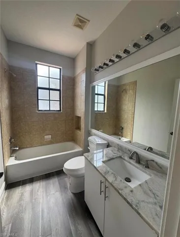 7614  Bristol  CIR, Naples, FL 34120