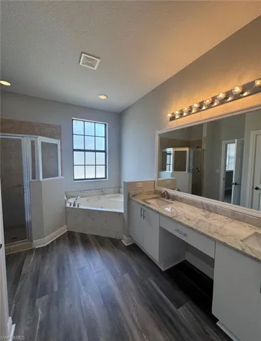 7614  Bristol  CIR, Naples, FL 34120