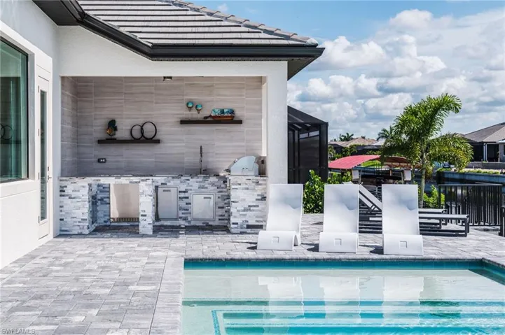 Outdoor Kitchen/Bar