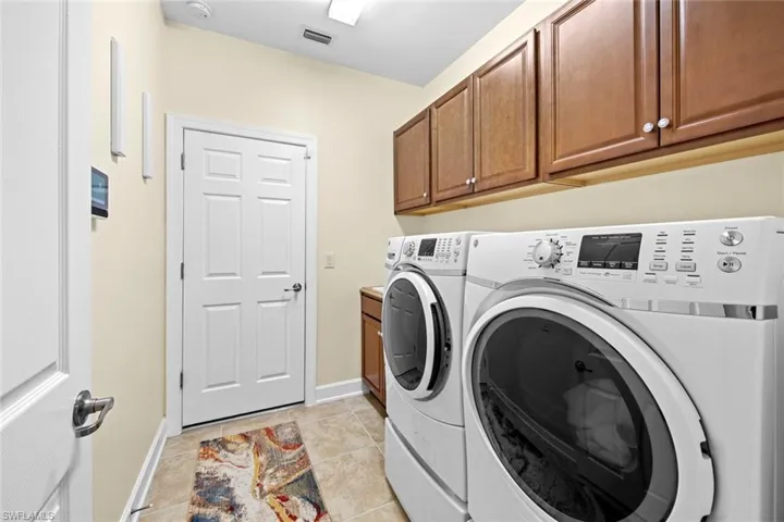Finnished laundry room