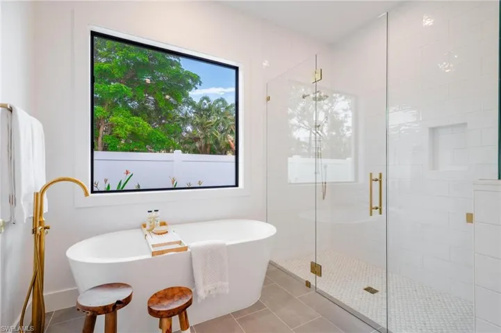 Soaker tub
