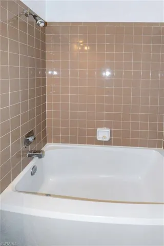 Bathroom with tiled shower / bath combo