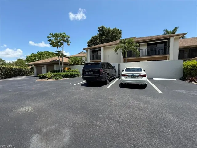 576 Retreat Dr 201, Naples, Florida 34110