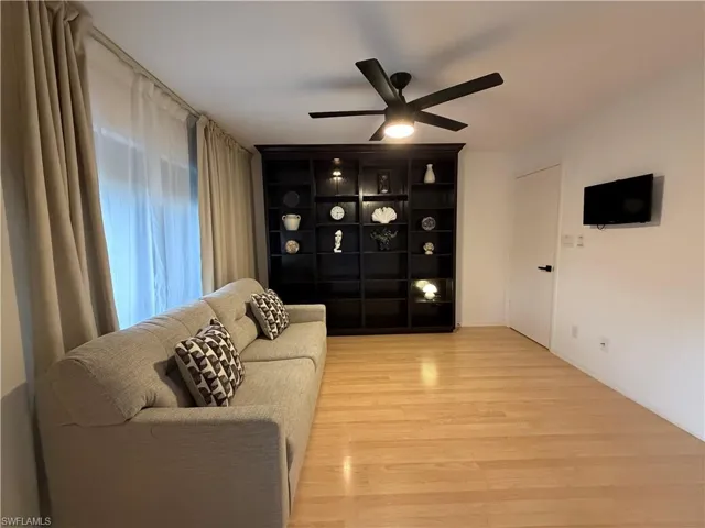 576 Retreat Dr 201, Naples, Florida 34110