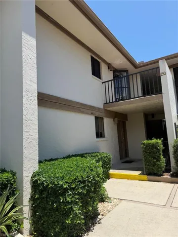 576 Retreat Dr 201, Naples, Florida 34110