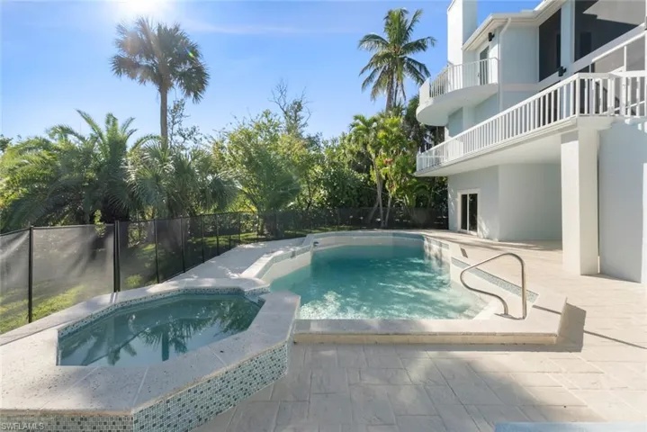 Sparkling Pool & Spa