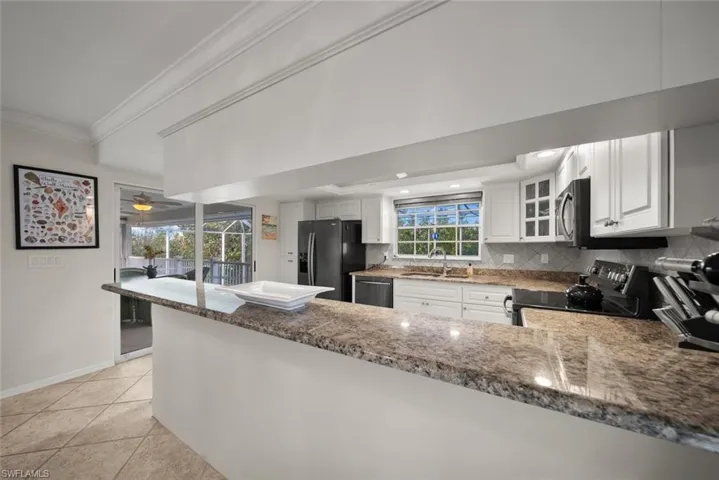 Kitchen w Granite Counters