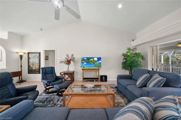 Great Room w Vaulted Ceilings