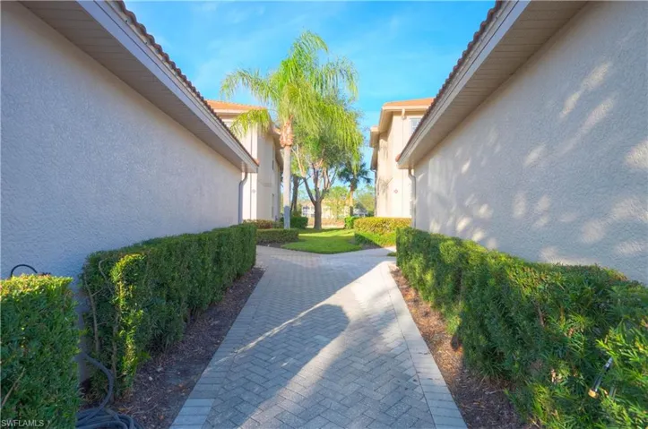3989  Bishopwood E CT, Naples, FL 34114