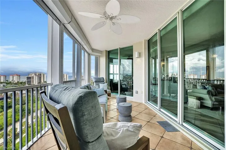 Sunroom / solarium with ceiling fan
