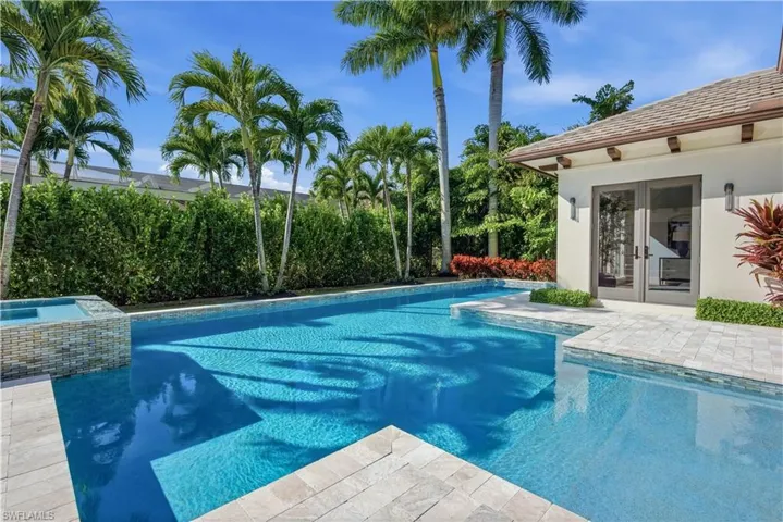 Relaxing Sun Shelf in South-Facing Pool