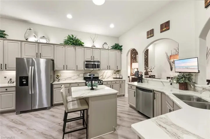 1806  Tarpon Bay S DR, Naples, FL 34119