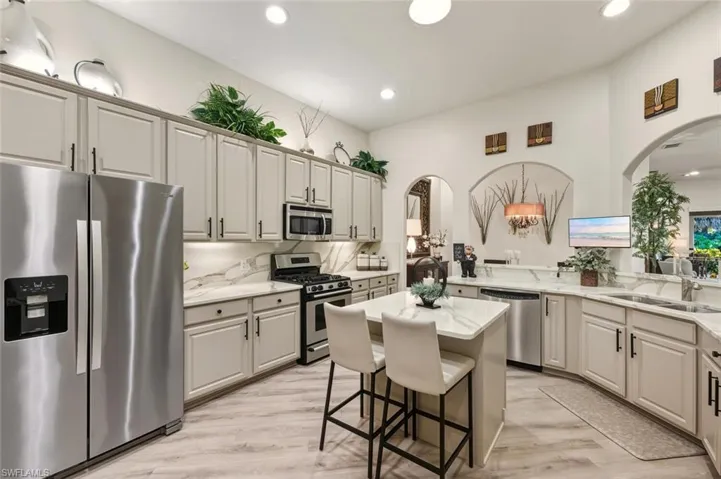 1806  Tarpon Bay S DR, Naples, FL 34119