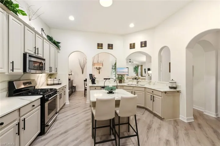 1806  Tarpon Bay S DR, Naples, FL 34119