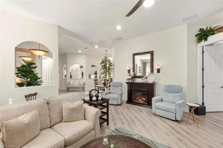 1806  Tarpon Bay S DR, Naples, FL 34119