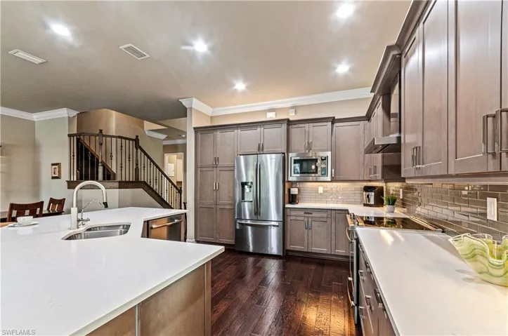 Quartz counters & premium appliances