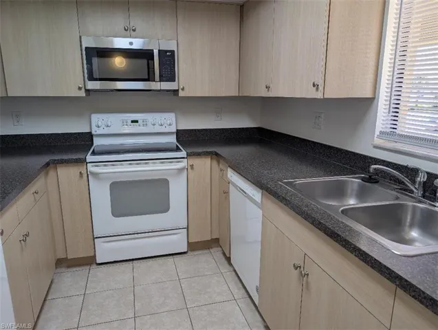1318 Se 40th Ter 4, Cape Coral, Florida 33904