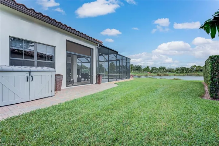 Large sideyard