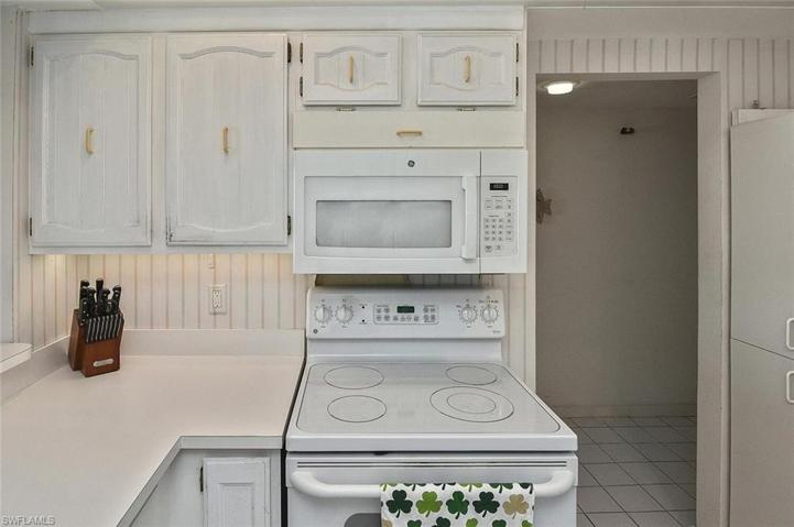 180  SEAVIEW  CT, MARCO ISLAND, FL 34145