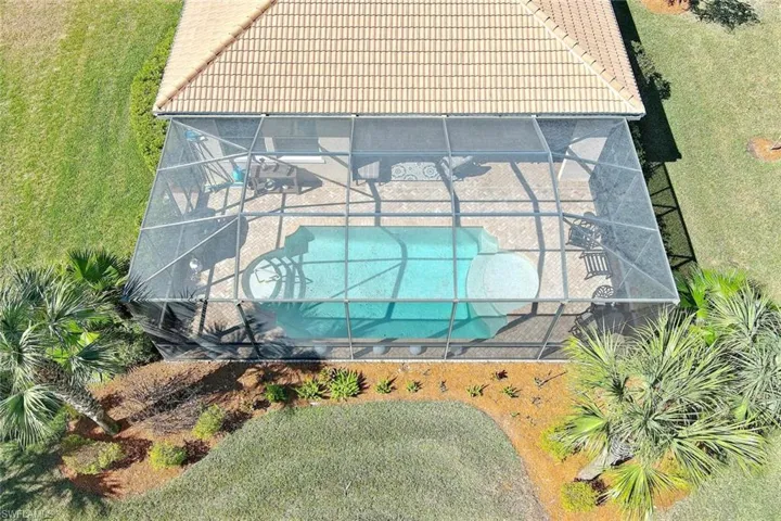 LARGE HEATED ROMAN STYLE POOL WITH A NEW POOL PUMP & AMAZING LANDSCAPING!