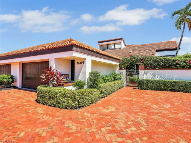 Front View of 541 Bay Villas Lane