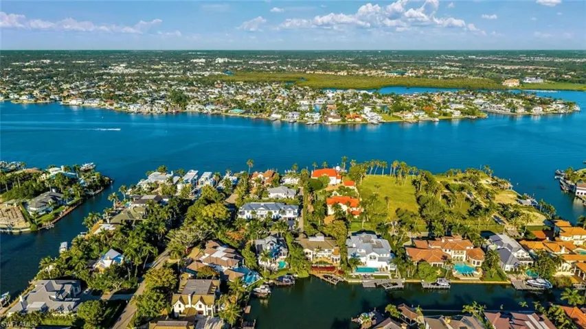 2143  Marina  DR, Naples, FL 34102