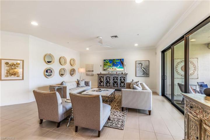Large living area w/crown molding