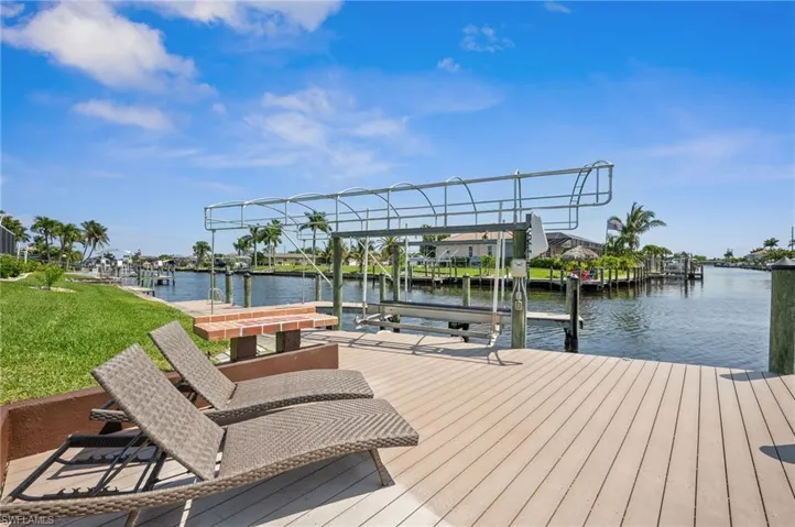 Come and lounge  on the dock. Boat Lift and Captains Walk.