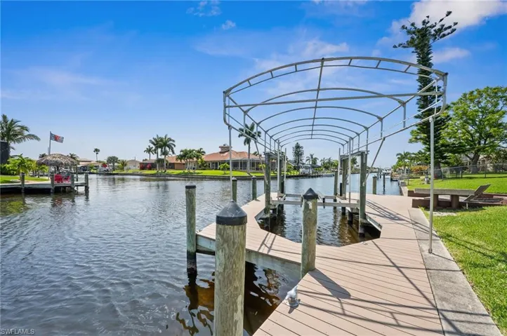 Boat Lift and a short boat ride to restaurants, beaches and the Gulf of Mexico