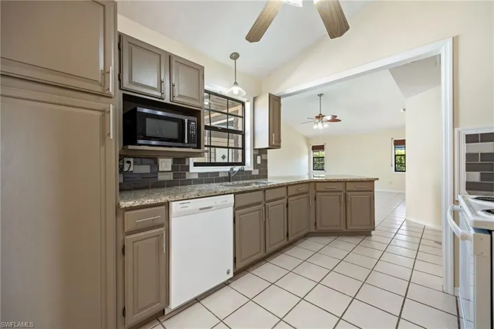 550  Caloosa Estates  DR, Labelle, FL 33935