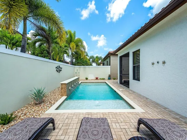 8000  Cordoba  PL, Naples, FL 34113