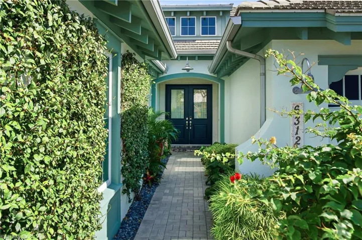 Thoughtfully designed front entry with immediatesightlines into the home