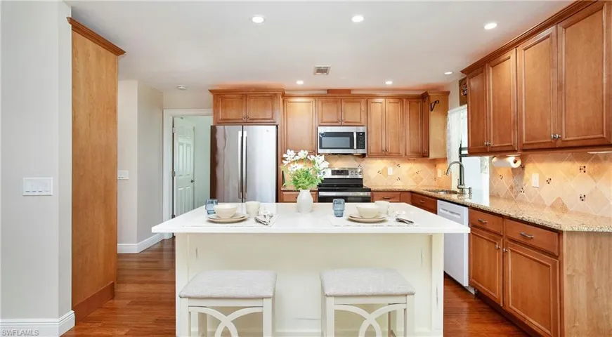 Custom-made kitchen island with Quartz countertop