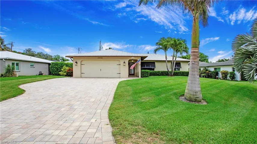 Triple-wide paver driveway