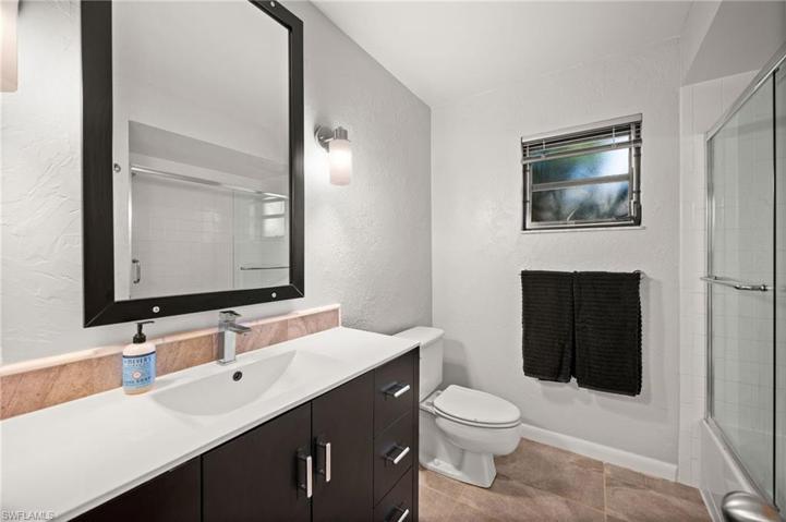 Main Bathroom with Tub/ Shower