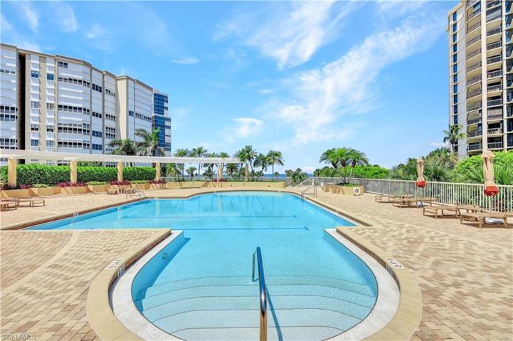 Private Pool, Spa and Grills overlooking the Gulf and Beach