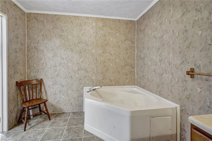 Corner tub