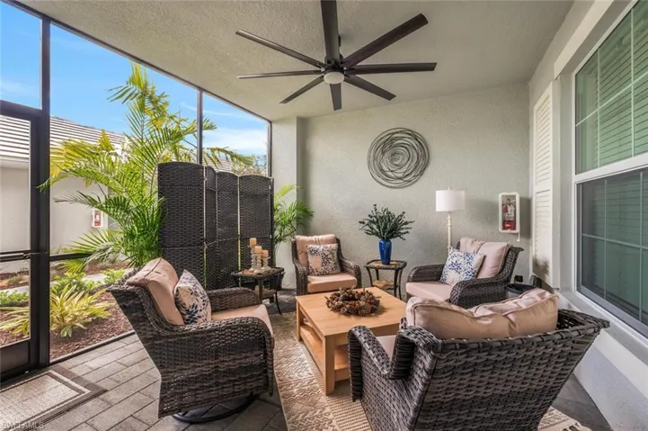 Sunroom / solarium with ceiling fan