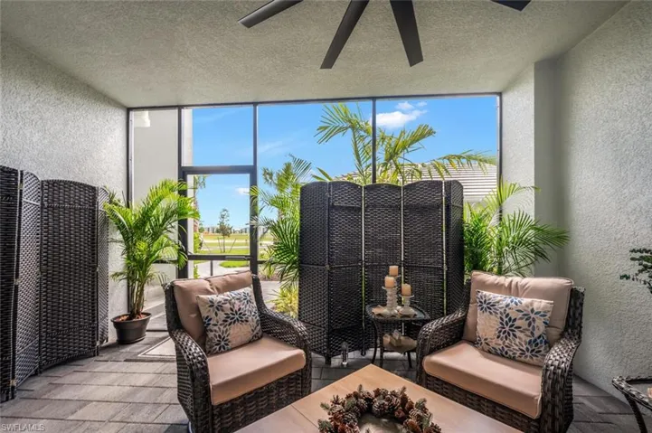 Sunroom / solarium with ceiling fan