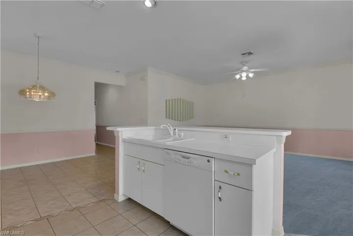 Kitchen w/ Island