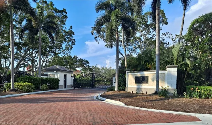 8473  Bay Colony  DR, Naples, FL 34108