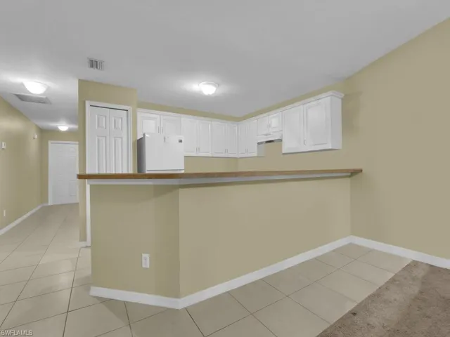Kitchen w/ Breakfast Bar