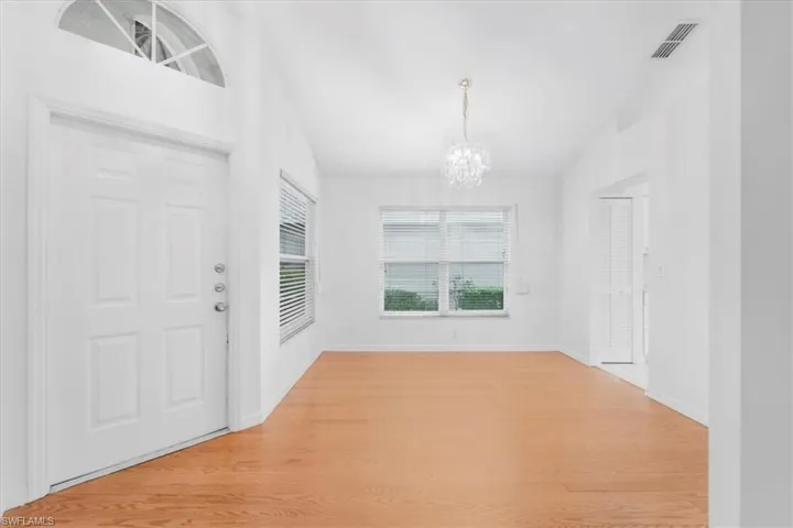 Entrance foyer / dinning area with vaulted ceilings & hardwood floors