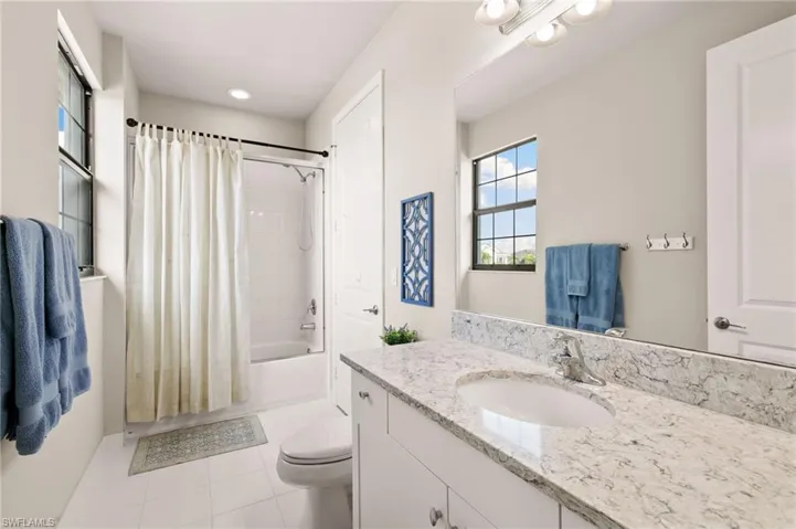 Second floor bath 4 - Jack and Jill