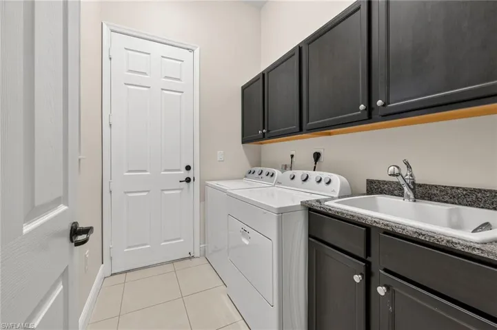 Laundry room with in laundry sink