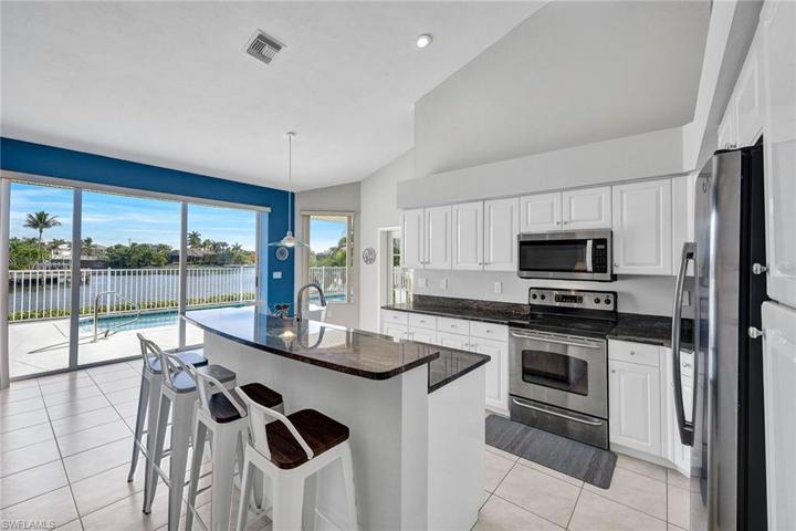 633  Blackmore  CT, MARCO ISLAND, FL 34145
