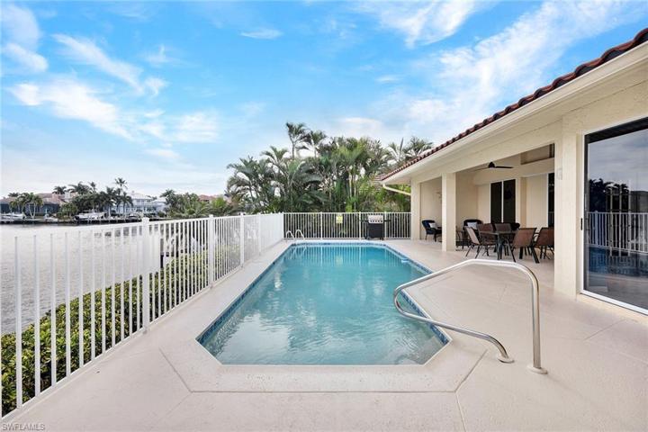 633  Blackmore  CT, MARCO ISLAND, FL 34145