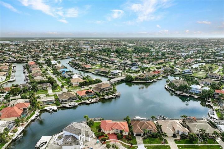 633  Blackmore  CT, MARCO ISLAND, FL 34145