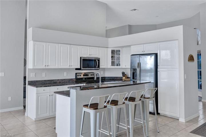 633  Blackmore  CT, MARCO ISLAND, FL 34145