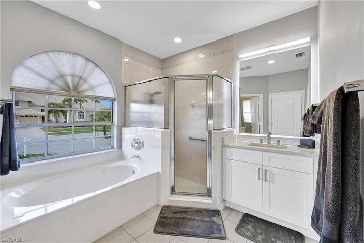 633  Blackmore  CT, MARCO ISLAND, FL 34145